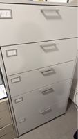 Grosser, grauer Stahlschrank mit Schubladen für Büro