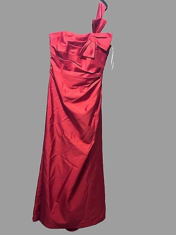Vestiti: Abendkleid  – Usato da Zürich venduto da SingherC 2