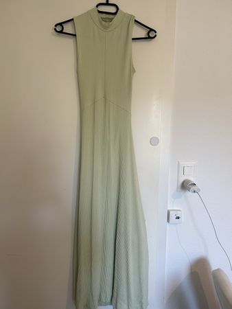 Langes Kleid von Edited, gerippt, Rückendetail, hellgrün
