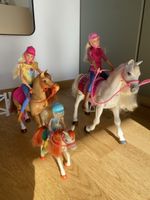 Barbies mit Pferden und Material (grosses Pferd kann gehen)