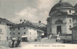 San Bernardino GR Kirchplatz belebt