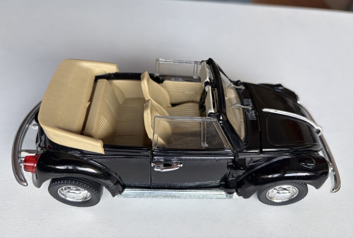 Volkswagen Modellini d'auto: Modellauto VW Käfer Kabrio schwarz 1 : 25 – Usato da Dagmersellen venduto da Merenz 3