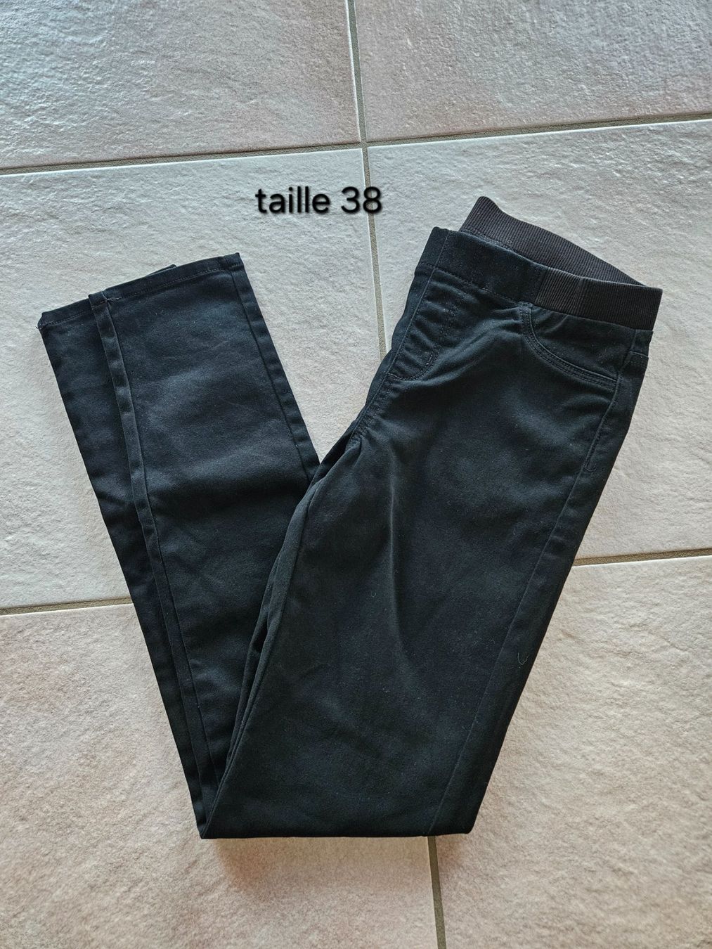 Pantaloni: Pantalon noir taille M – Usato da Vétroz venduto da sas_yln5