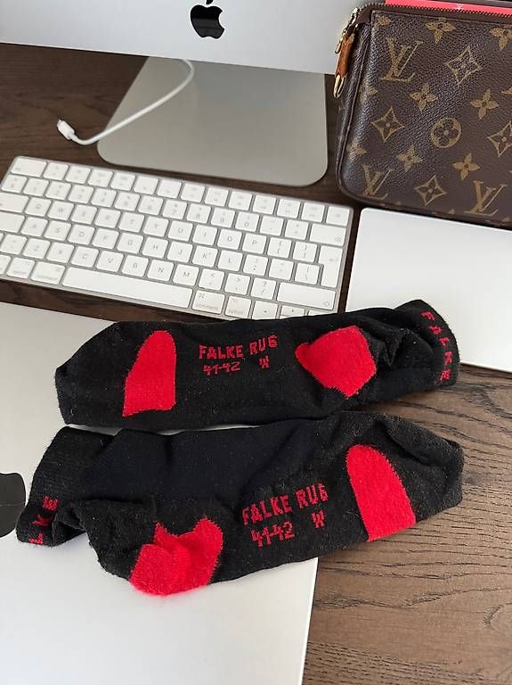 Falke Calze: Falke Socken Schwarz, Größe 41-42 EU – Usato da Schübelbach venduto da Rahnmont 2