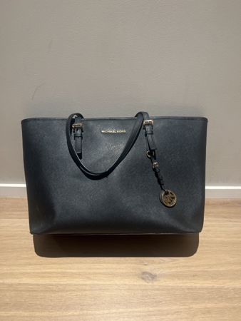 Michael Kors Handtasche schwarz gebraucht mit Staubbeutel