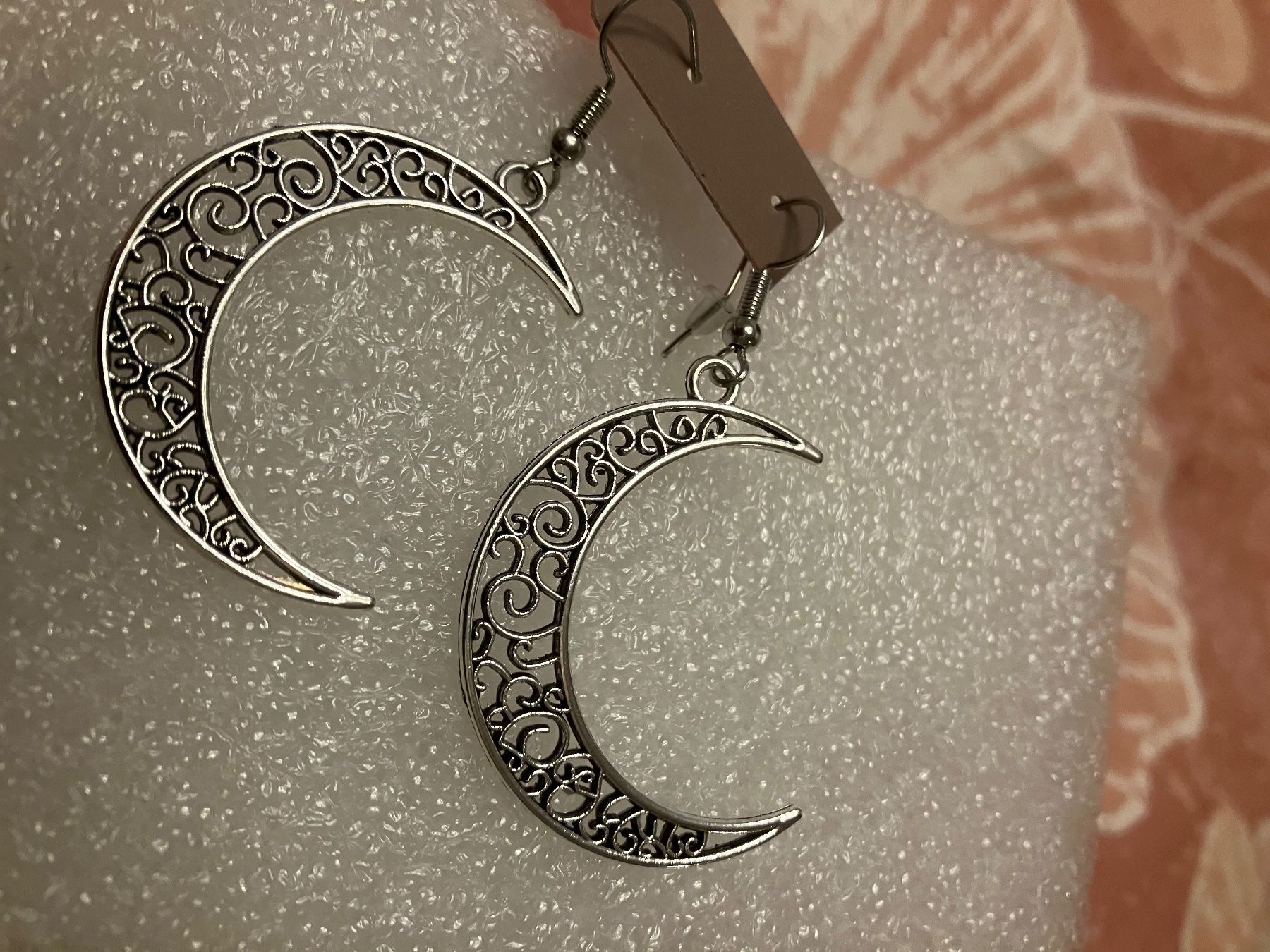 Ohrringe & -stecker: Modeschmuck, silberfarbene Ohrhänger Halbmond, Hohlmuster, – Neu (gemäss Beschreibung) aus Affoltern am Albis von Dlotti