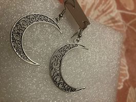 Modeschmuck, silberfarbene Ohrhänger Halbmond, Hohlmuster,