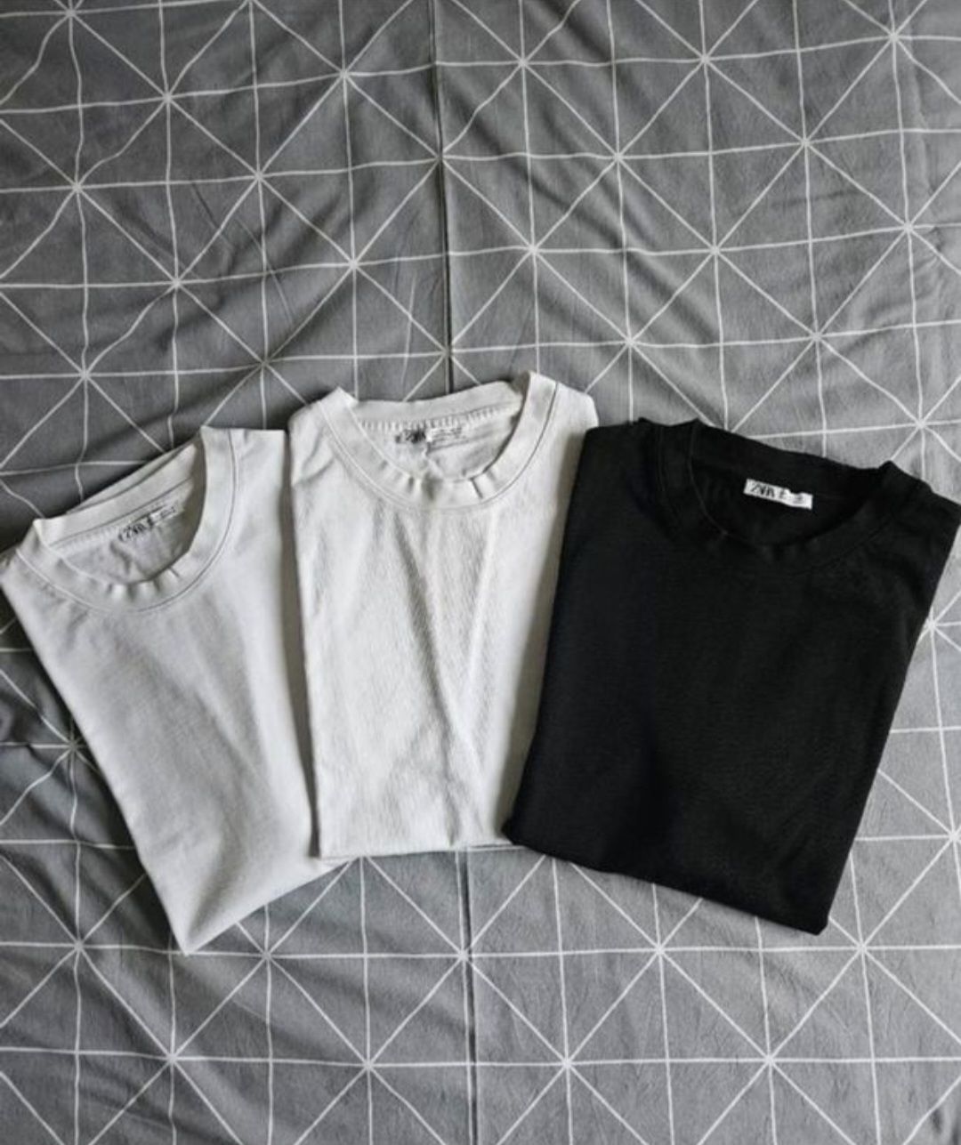 Zara T-shirt: 2 weisse Zara Basic T-Shirts – Nuovo (secondo la descrizione) da Zollikofen venduto da Vintageforyou 1