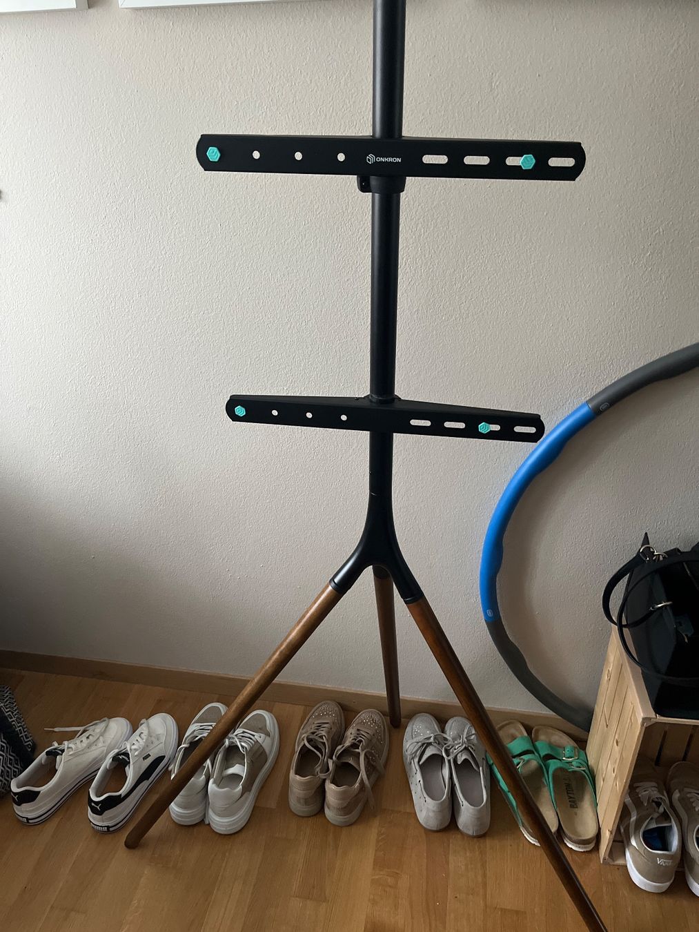 Supporti a parete: Onkron TV Stand (32"-65") – Usato da Hochdorf venduto da HauptsachNoessle