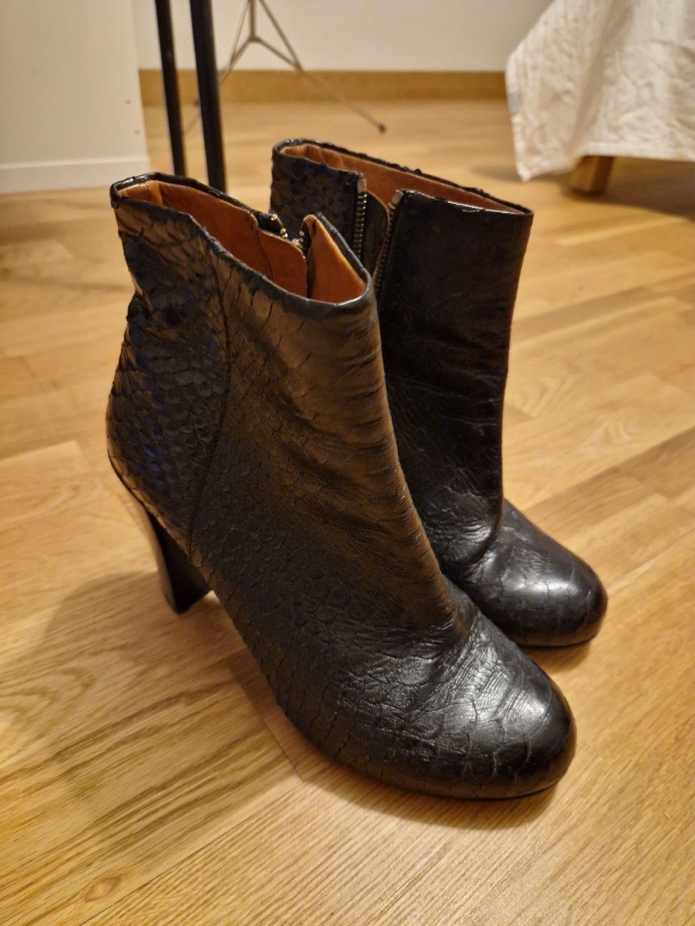 Scarpe da donna: Stylish Black Leather Ankle Boots - Size 38 – Usato da Bern venduto da soa_y6fn 2