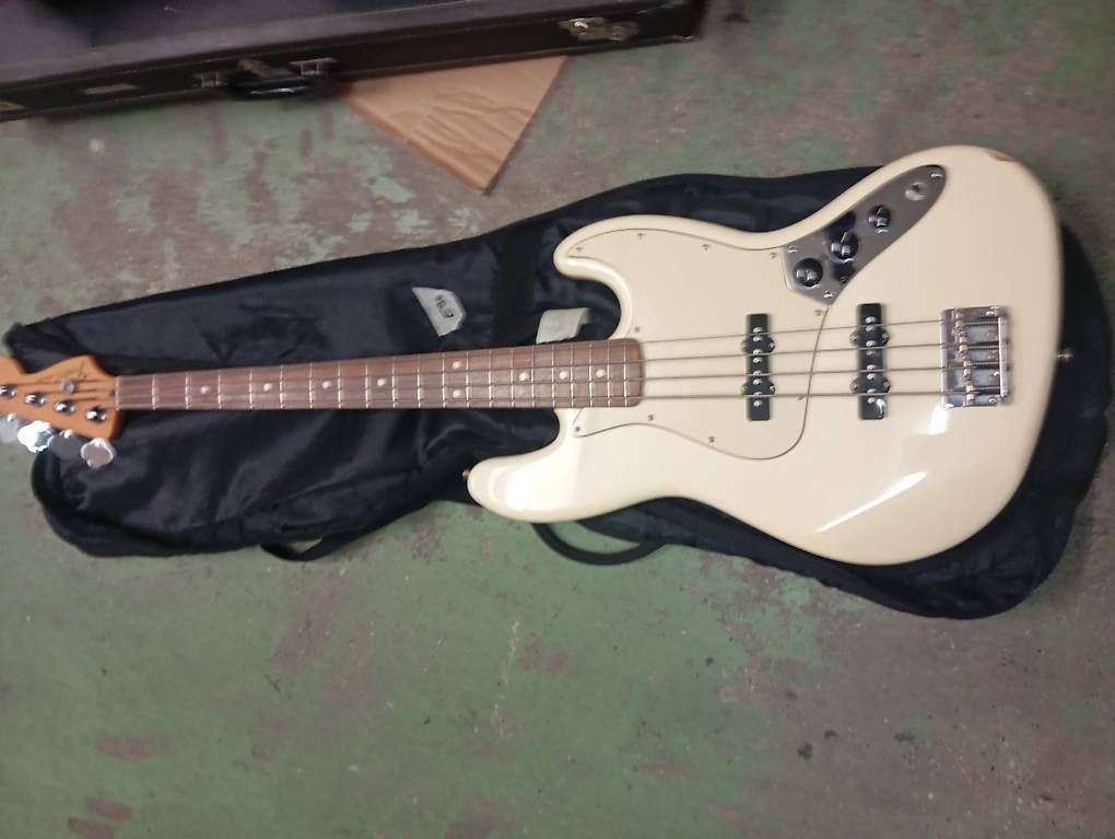 Fender Strumenti musicali: Fender Jazz Bass Mexico – Usato da Basel venduto da Petergunn