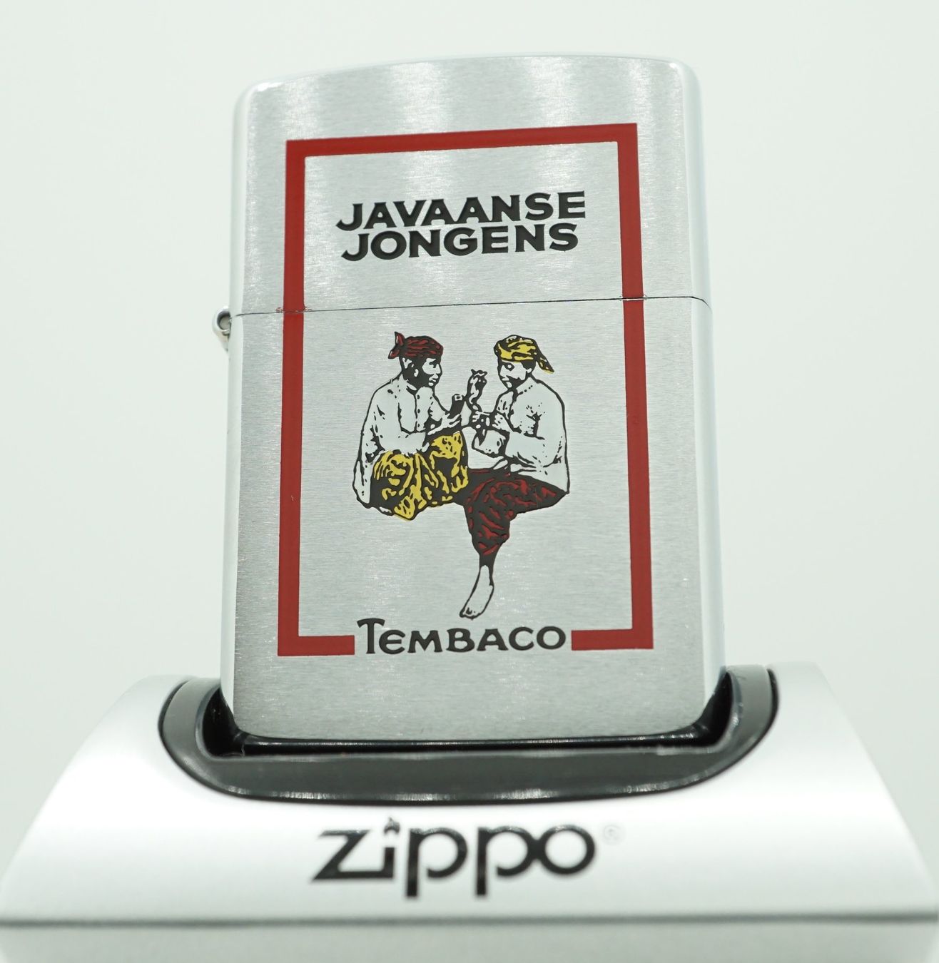 Zippo Feuerzeuge: ZIPPO® JAVAANSE JONGENS-TABAK-TEMBACO-1989 - UNGEZÜNDET – Neu (gemäss Beschreibung) aus Mels von