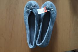Hausschuhe für Damen Gr. 41 - Pantoufles pour dames Gr. 41