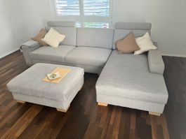Ecksofa mit Hocker hellgrau brandneu (2 mal drauf gesessen)