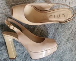 Sandales à plateforme en cuir verni.