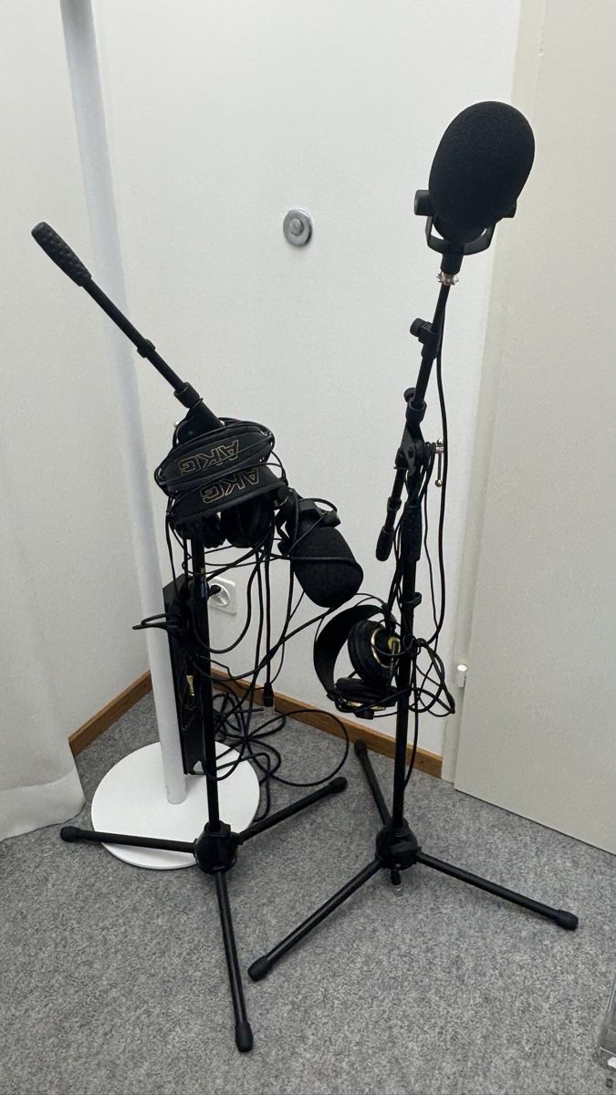 Akg Cuffie: 3 AKG K240 Studio Kopfhörer mit Mikrofon und Stativ – Usato da Zürich venduto da SaKunz90