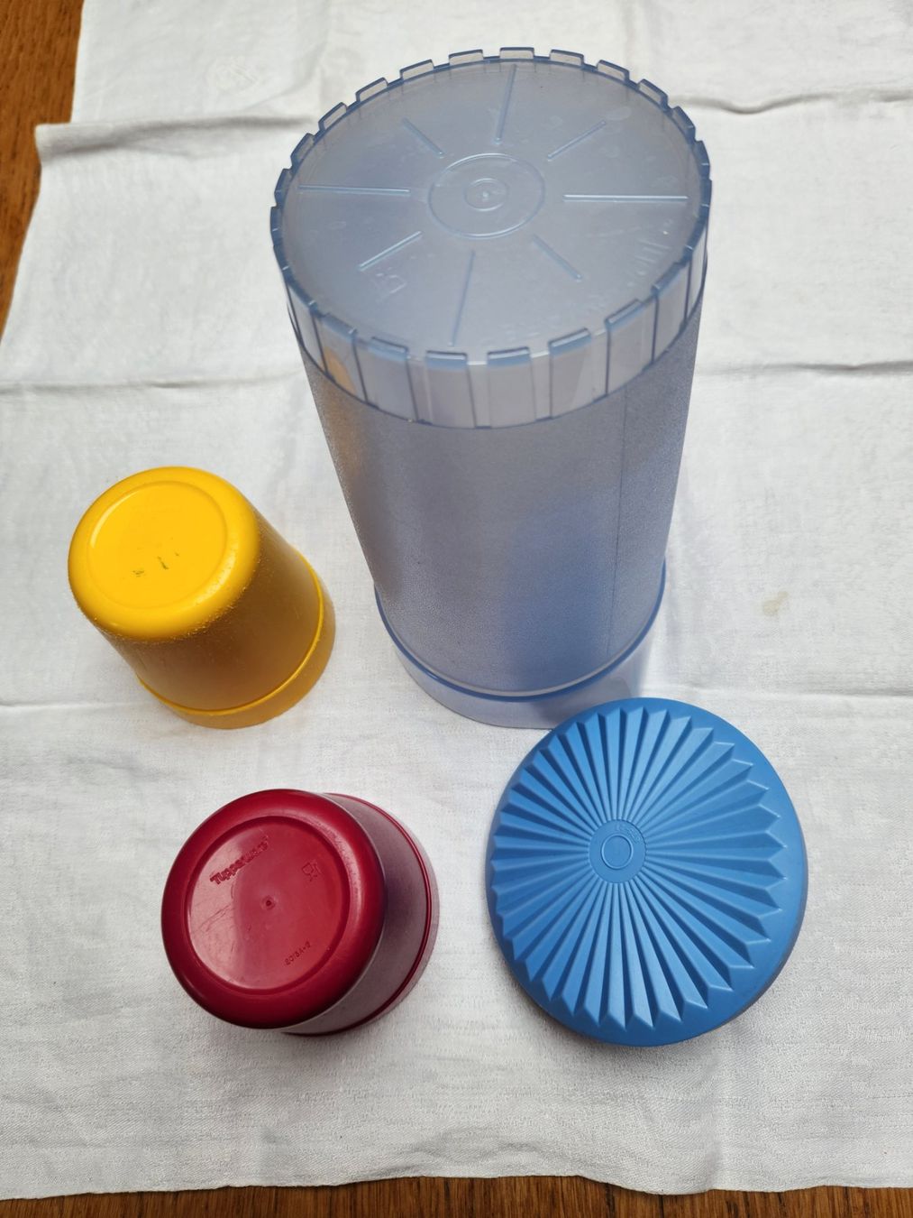 Tupperware Behälter & Ähnliches: Tupperware Krug 1,5l mit 2x  Tupperware Bechern gelb, 1x rot – Gebraucht aus Gstaad von Meiel2020 4