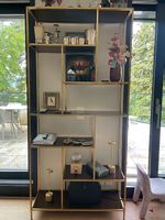Elegantes Design-Regal in Goldoptik mit Glasböden