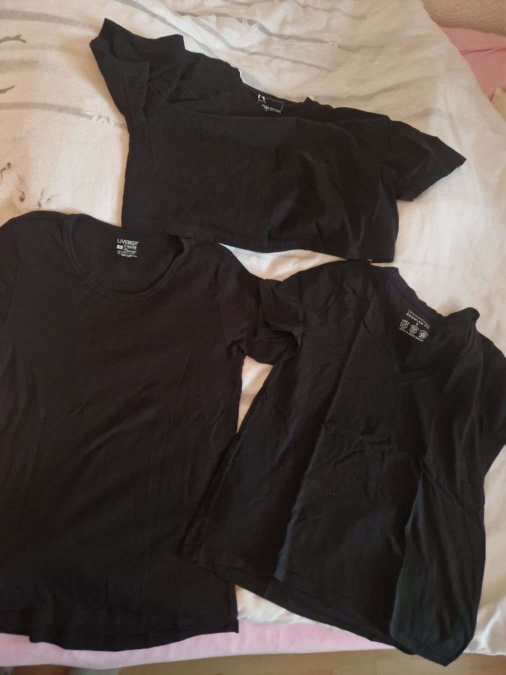 T-Shirts: Schwarze T-Shirts, Top Zustand – Neu (gemäss Beschreibung) aus Ebikon von kov_9vqb