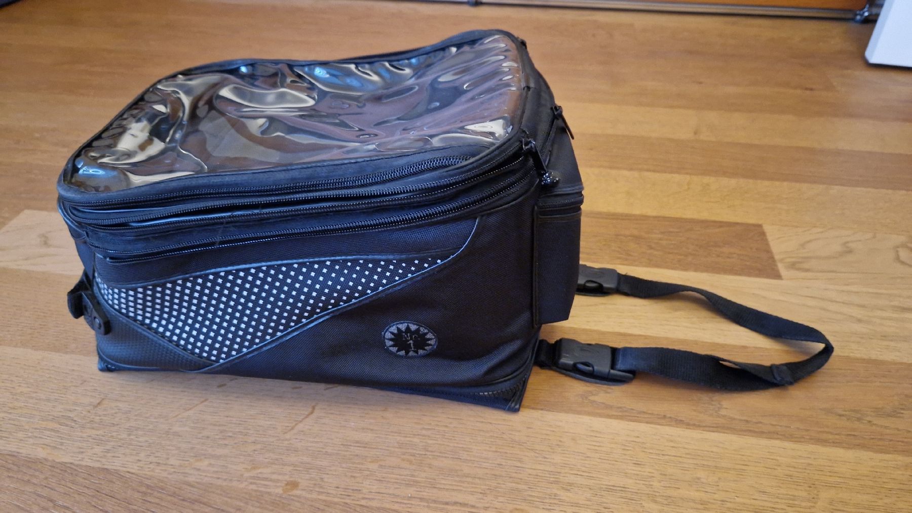Held Rucksäcke: HELD Tankrucksack mit Magneten und Tragegriff – Gebraucht aus Malters von Bist