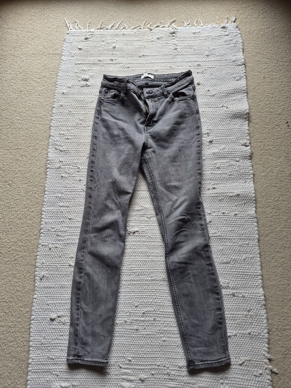 H&M Jeans: schwarze Skinny Jeans – Gebraucht aus Lauterbrunnen von MassimoNr.01