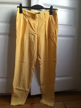 Sommerliche, gelbe Stoffhose - Ideal für warme Tage!
