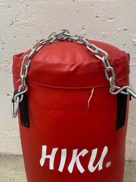 Sacchi da boxe: Roter HIKU Boxsack mit Kette – Usato da Liebefeld venduto da ale_8m77 3