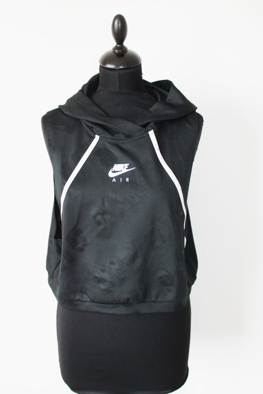 Nike Top: Débardeur NIKE avec capuche L – Usato da Chez-le-Bart venduto da jasse