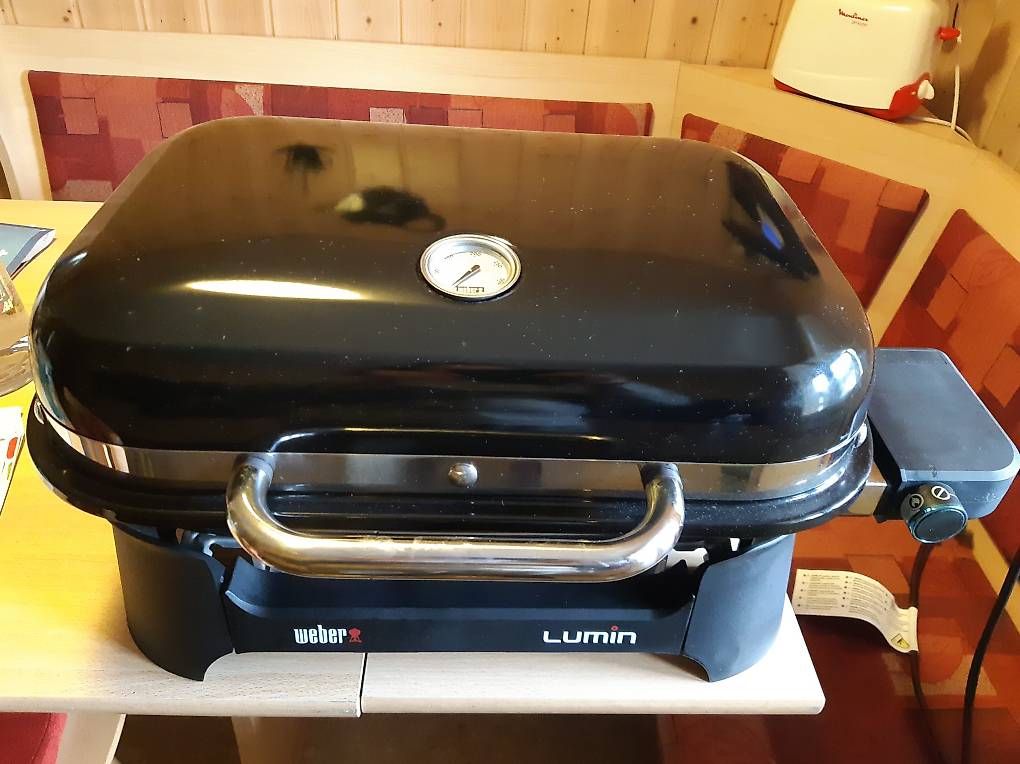 Weber Griglie: Weber Lumin Compact mit Zubehör – Usato da Studen SZ venduto da Kbybrig
