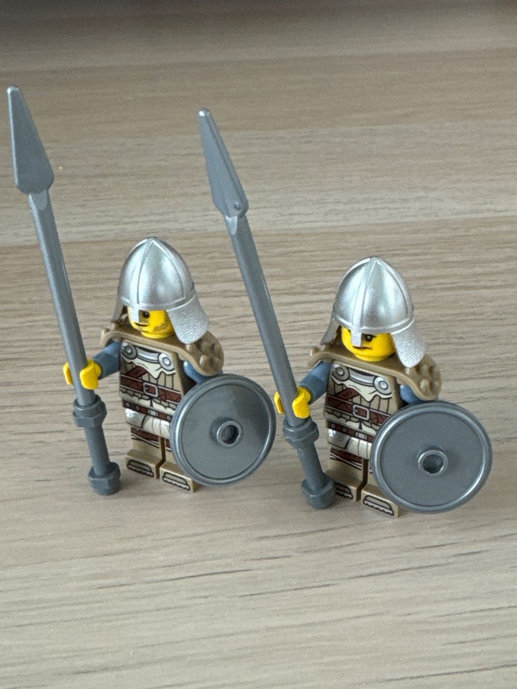 Lego Statuette: Lego Minifiguren Söldner x2 Silver Helms Neu – Nuovo (secondo la descrizione) da Neuhausen am Rheinfall venduto da mic_m9bp