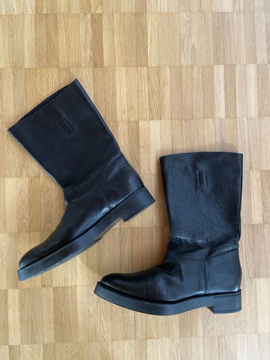 Prada Scarpe da donna: Prada Black Leather Pointed Toe Lug Sole Mid-Calf Boots – Usato da Münchenstein venduto da B771 2