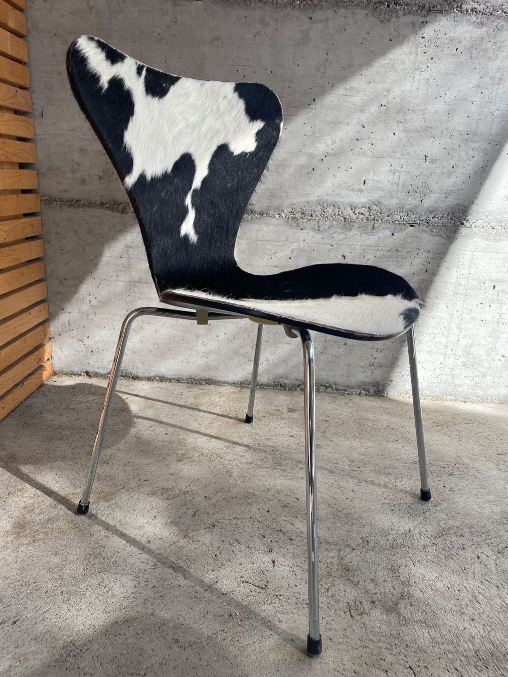 Fritz Hansen Sedie: Fritz Hansen Stuhl Kuhfell – Usato da Wiesendangen venduto da Blupics 1