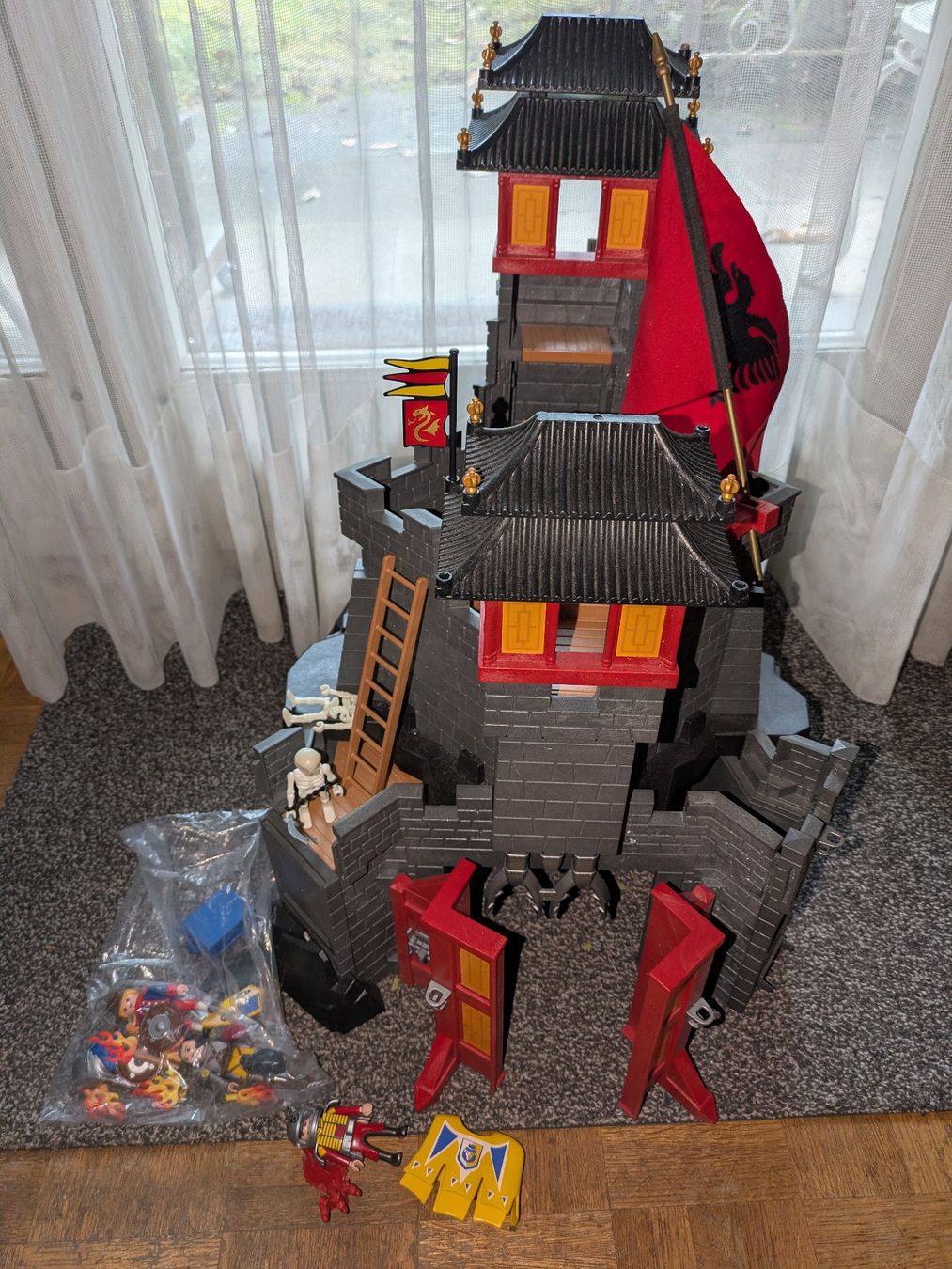 Tutti i DVDs: Playmobil Drachen Burg mit Ritter – Usato da Binningen venduto da Smile-46