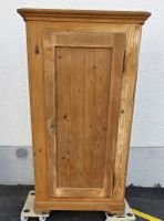Antiker Holzschrank / Spind – Sandgestrahlt zum Herrichten