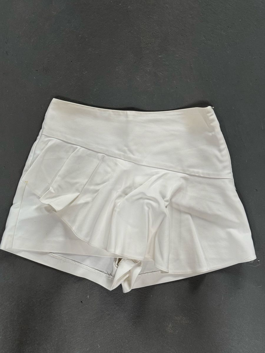 Zara Pantaloni: Zara White Ruffle Shorts, Size S – Usato da Hagendorn venduto da cel_qg9h