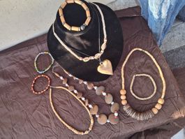 Lot BOHO Schmuck, Halsketten aus Holz und Armbänder