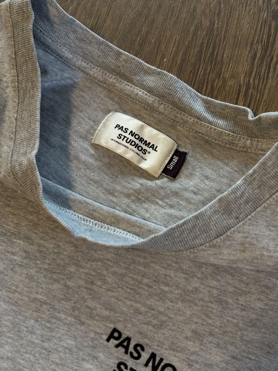 Pas Normal Studios T-shirt: PNS Off-race T-shirt – Usato da Mels venduto da exploremore 2