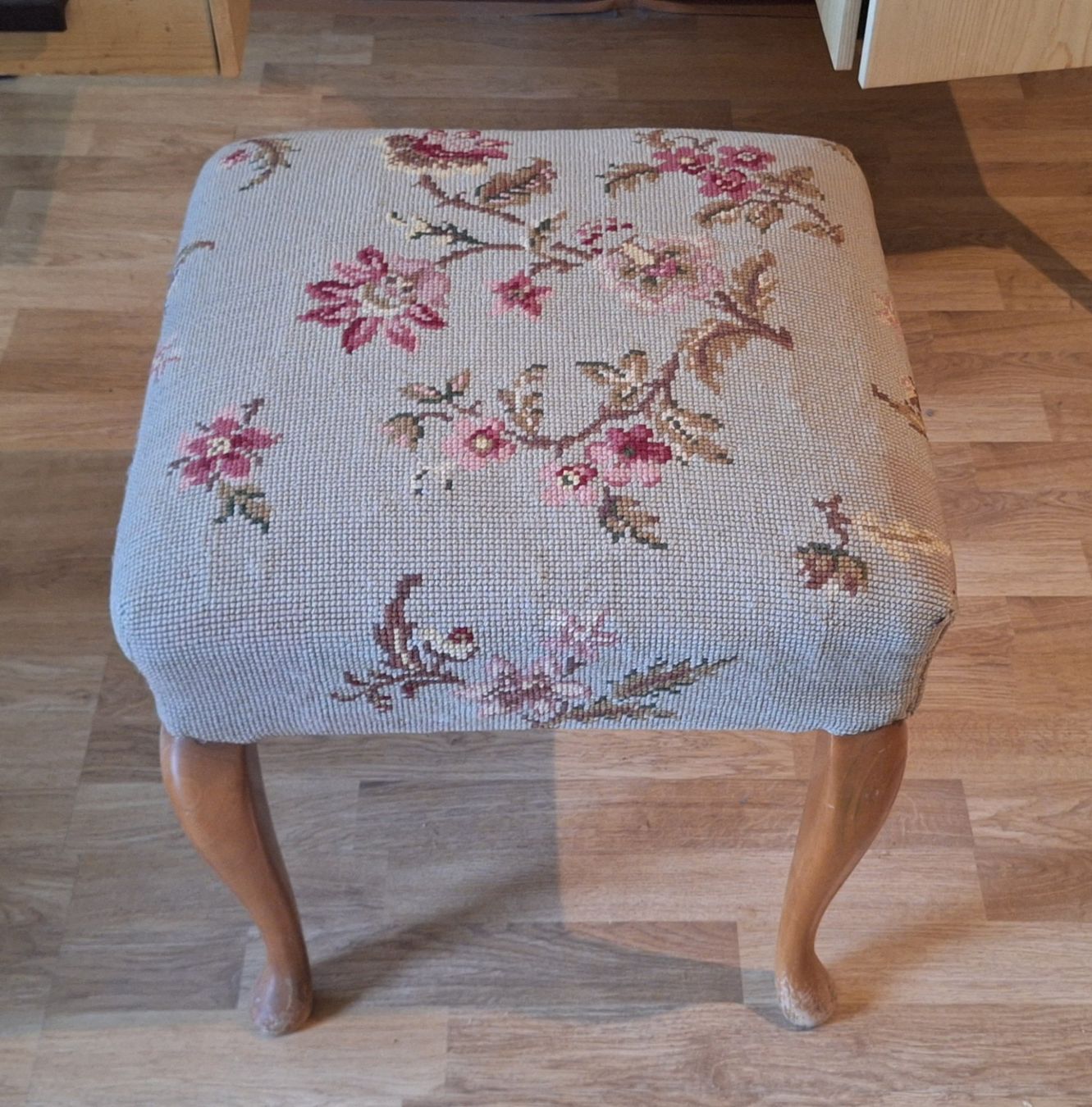 Sgabelli: Vintage Hocker Schemeli mit Blumenmuster, Holzfüsse – Usato da Rebstein venduto da Type25