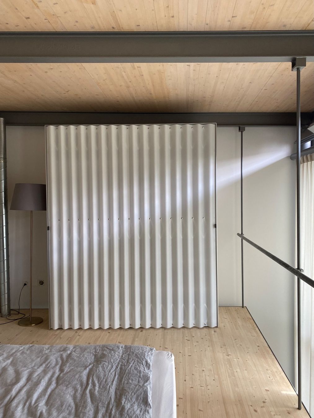 Thut Armadi: Kleiderschrank mit Thut Faltvorhang – Nuovo (secondo la descrizione) da Brugg AG venduto da youkay