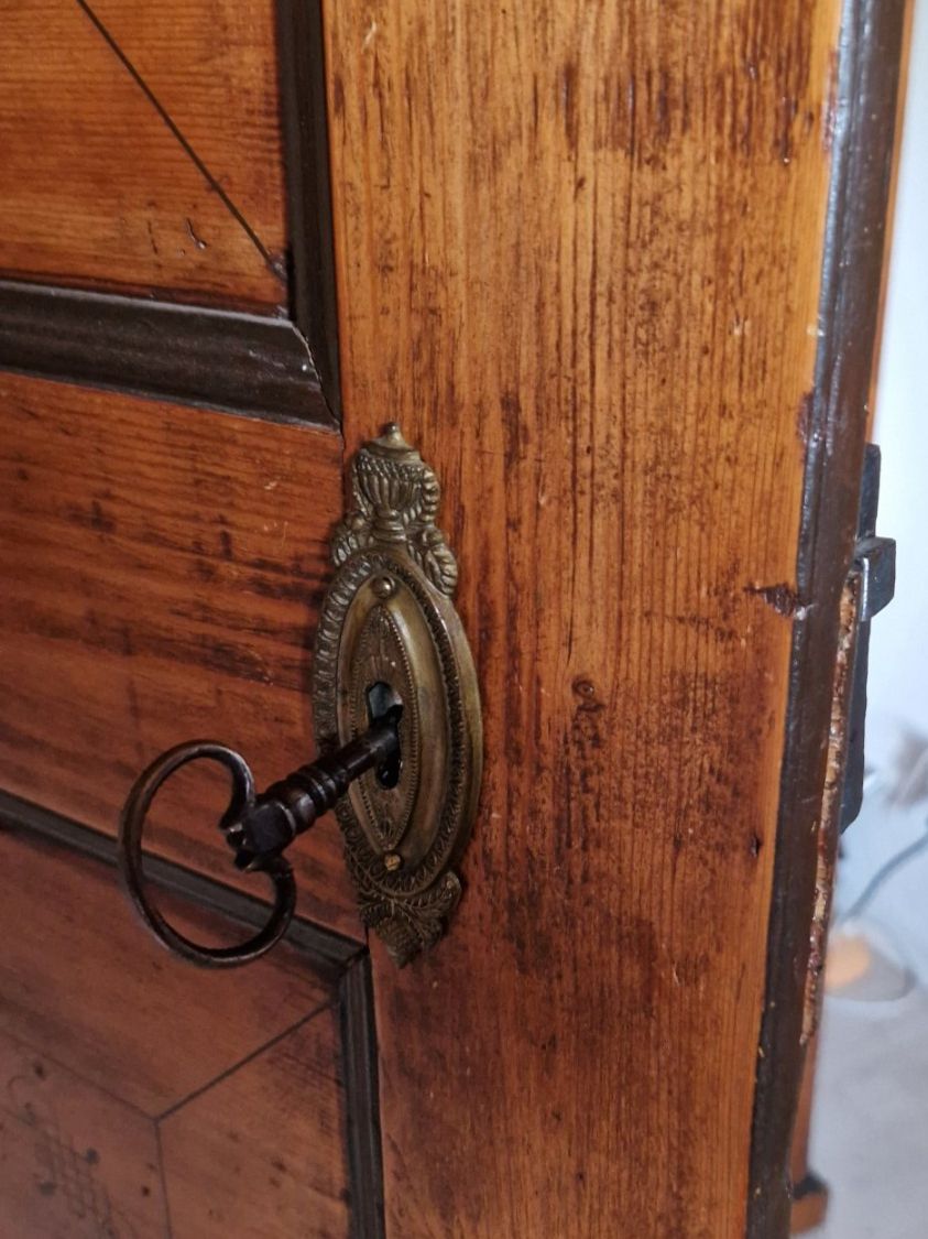 Armadi: Bauernschrank Holzschrank massiv – Usato da Lostorf venduto da kulturplatz 6