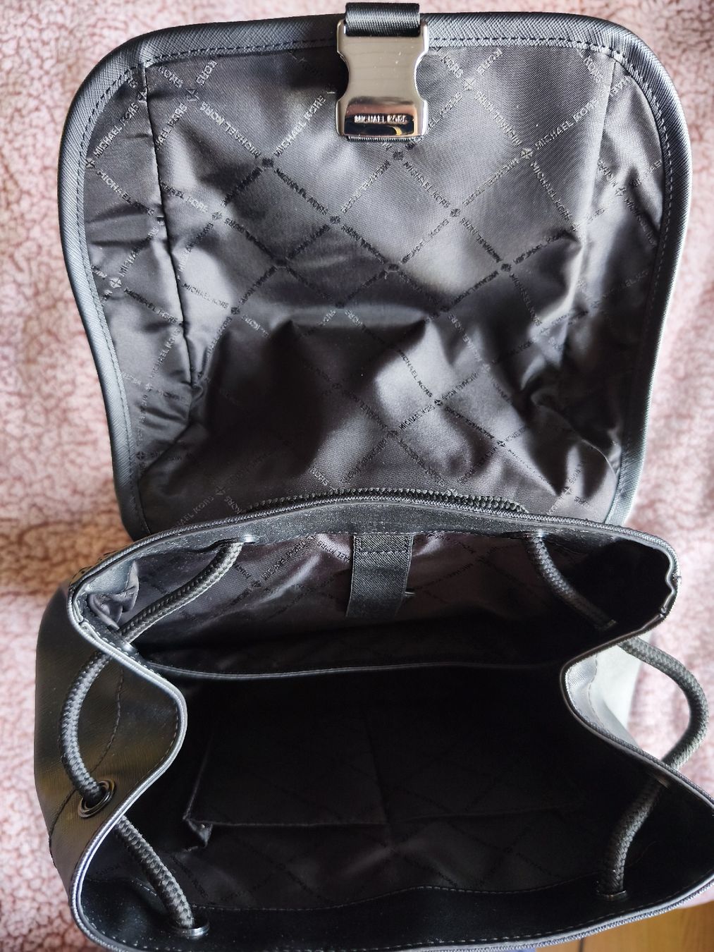 Michael Kors Sacs: Michael Kors Backpack black excellent condition,new – Neuf avec emballage d'origine à Merenschwand par kri_rj6t 5