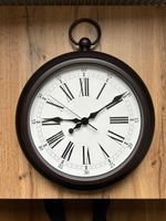 Antike Wanduhr im Taschenuhr-Design, Vintage Look