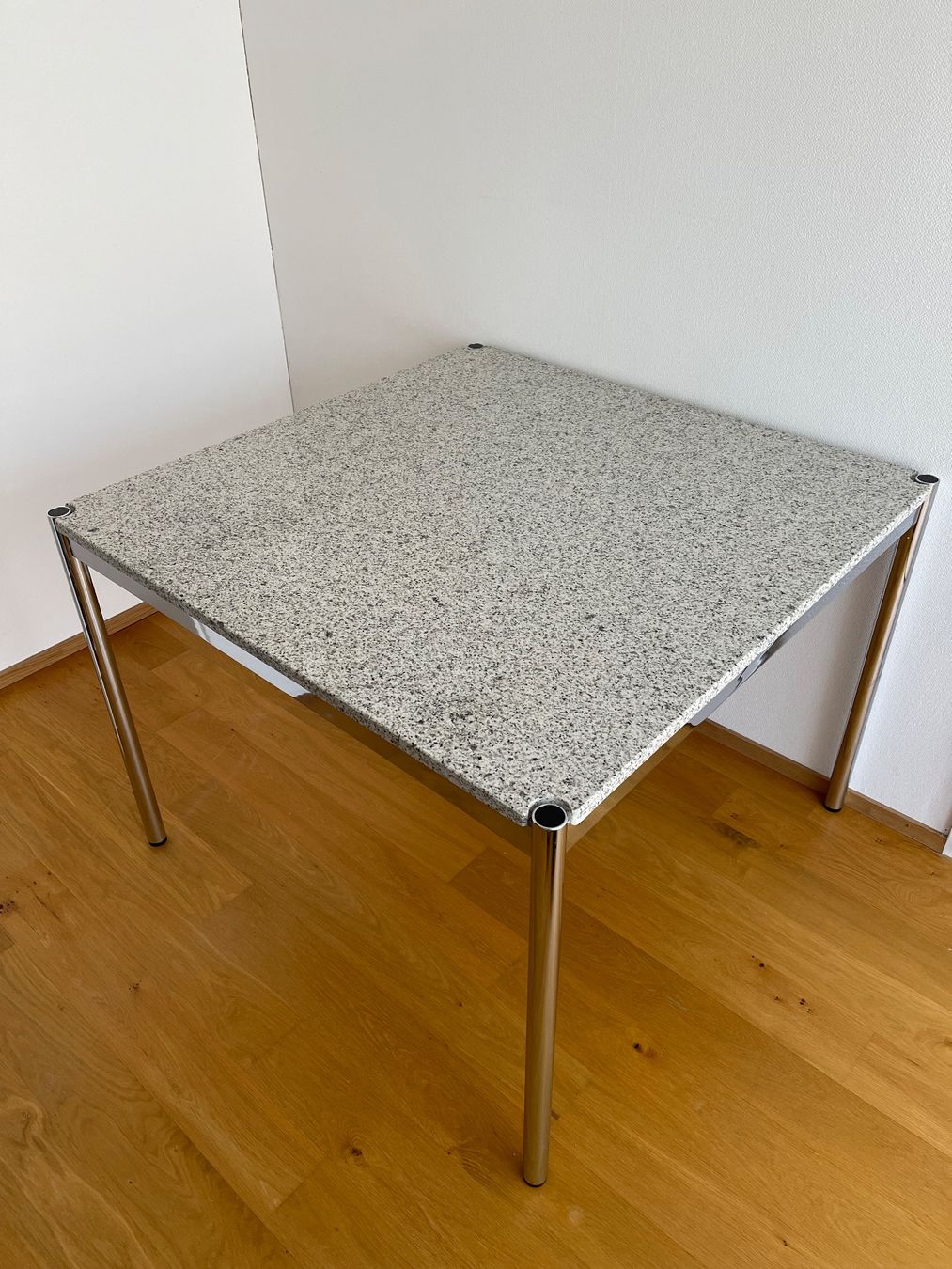 USM Tavoli: USM Haller Granittisch 100x100x74cm – Usato da Lufingen venduto da Mark7777