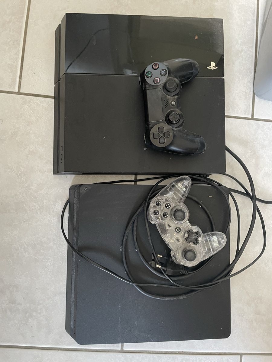 Sony Konsolen: 2 PS4 mit 2 Controller  – Gebraucht aus Belp von ath_5jny