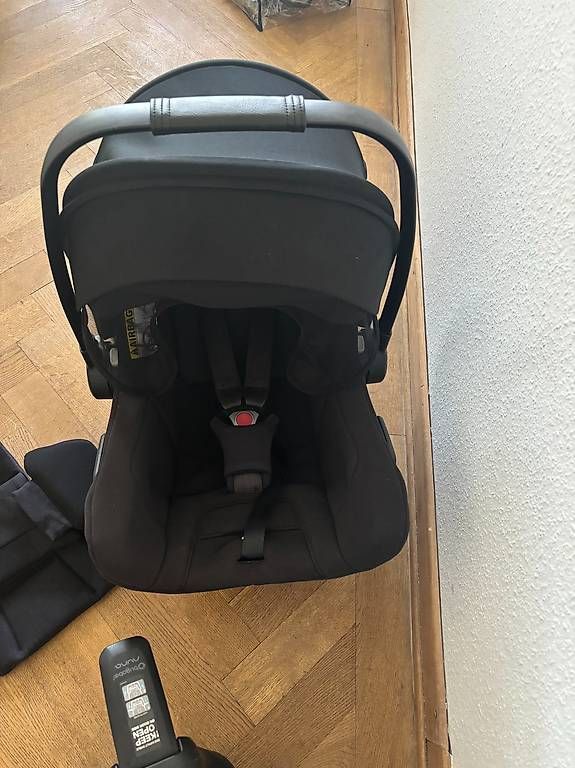 Seggiolini per auto: Bugaboo Turtle Air by Nuna + base ISOFIX + adaptateurs Bee – Usato da Cully venduto da Sorayahh 2