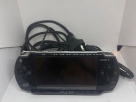 PSP 2001 mit Ladekabel und Memory Stick 4 GB ohne Akku