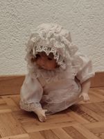 Porzellan-Puppe Mädchen auf dem Bauch
