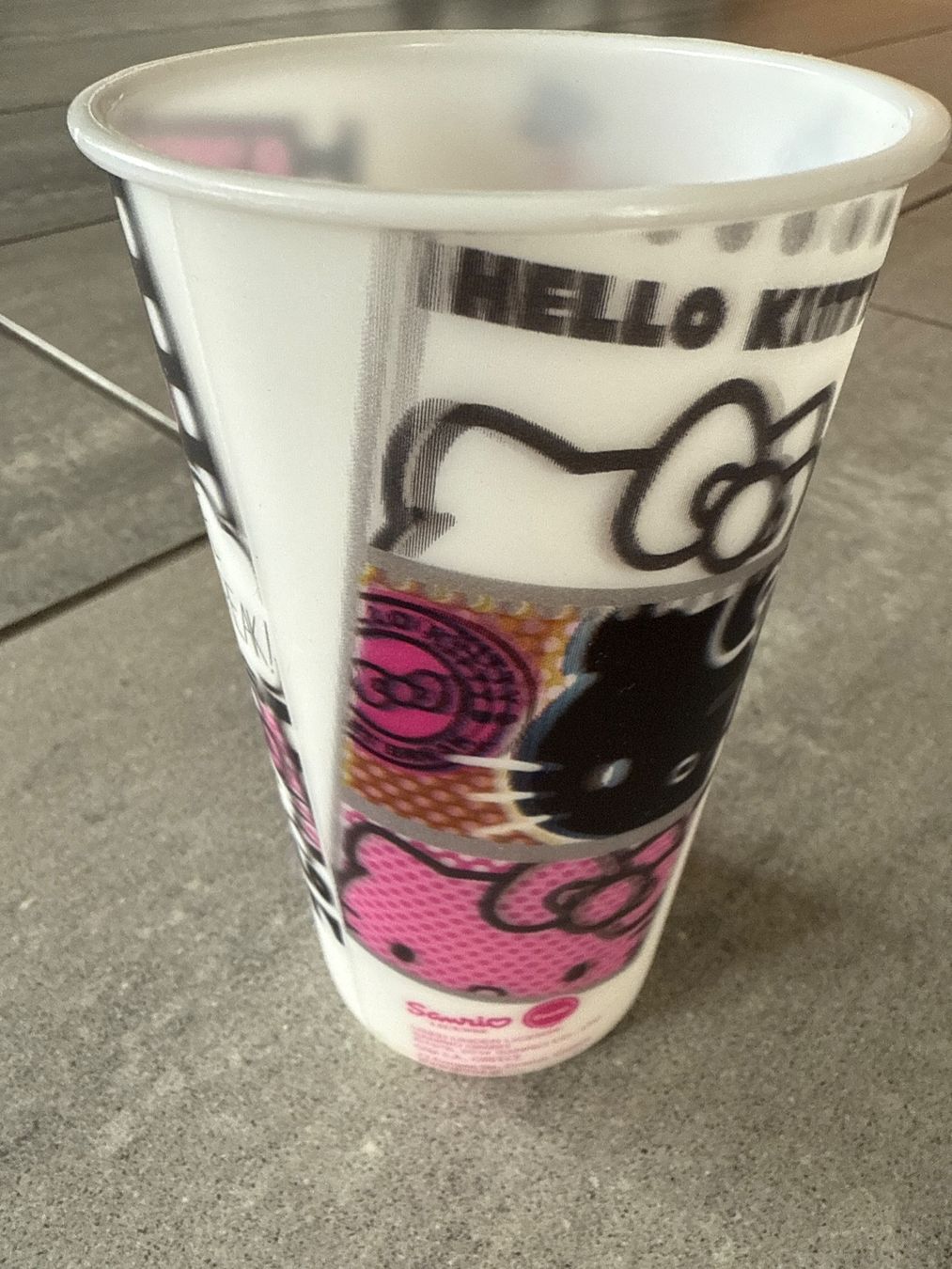 Tassen: Plastikbecher stabil Hello Kitty Motiv und 3D Effekt 500ml – Neu (gemäss Beschreibung) aus Niederbüren von funkel06 2