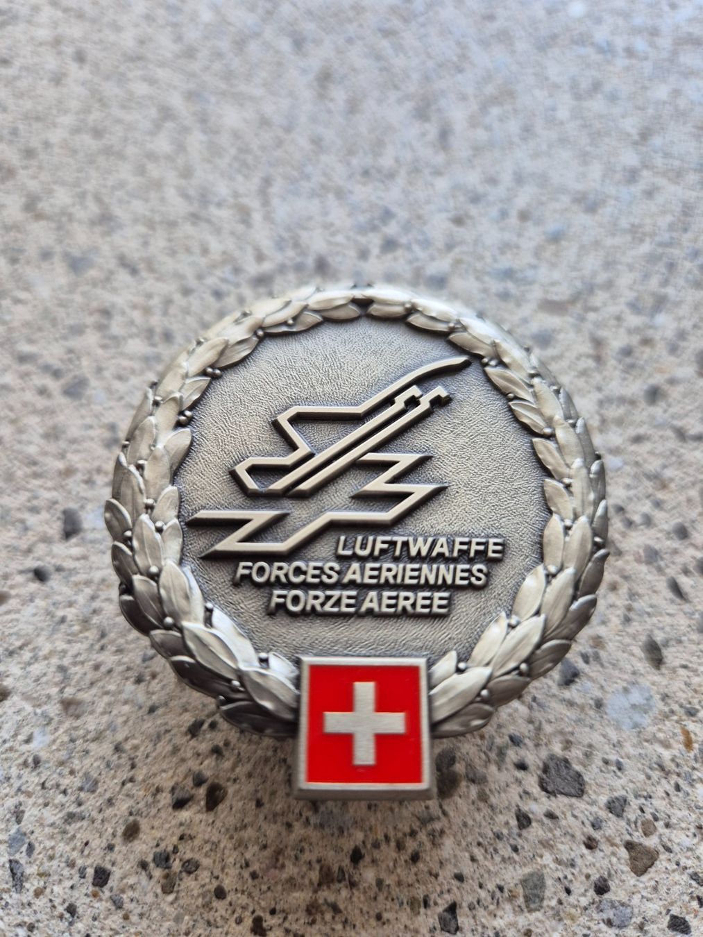 Schweizer Armee Placchette & Badge: *** Beretemblem Schweizer Luftwaffe *** – Nuovo e nell'imballaggio originale da Riedholz venduto da fr_sIruP 1
