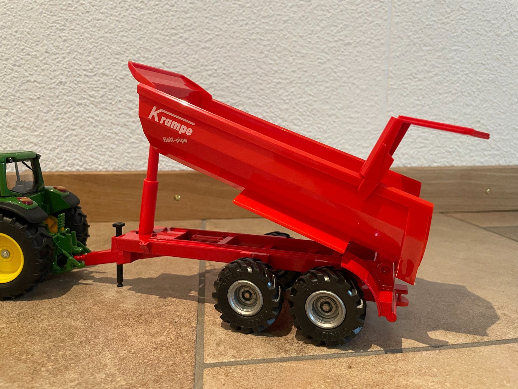 John Deere Trattori: SIKU John Deere mit Krampekipper – Nuovo e nell'imballaggio originale da Kreuzlingen venduto da Stefan1150 4